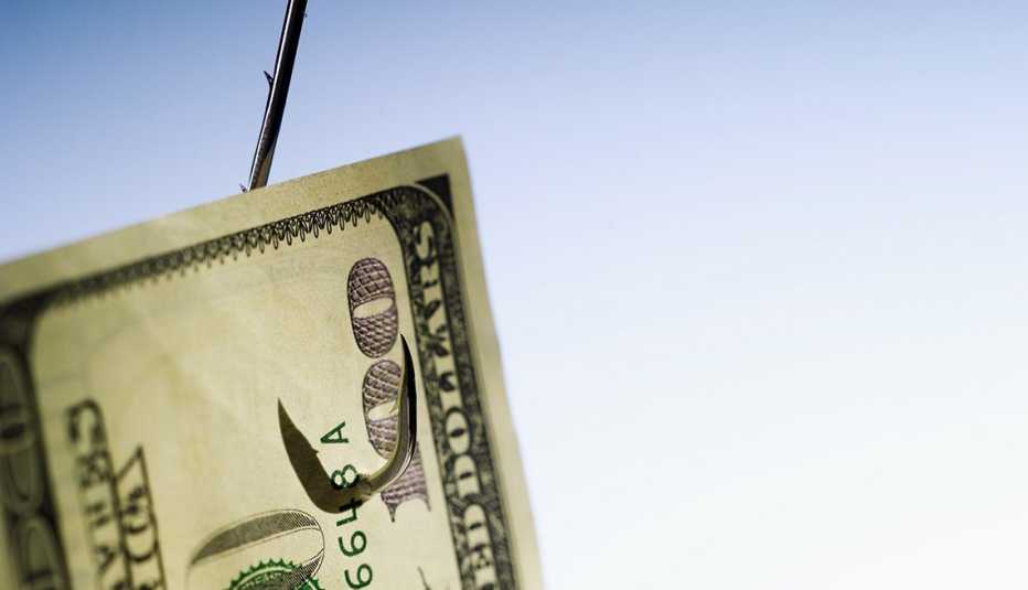 Billete de 100 dólares en un anzuelo de pesca