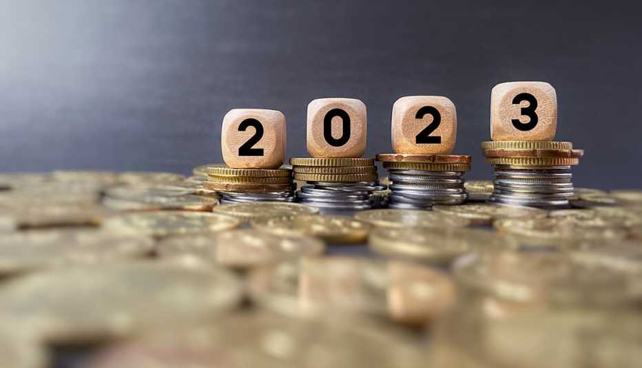 Superficie llena de monedas y cubos encima con los números 2023 Superficie llena de monedas y cubos encima con los números 2023