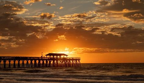 El Parque Estatal Myrtle Beach en Grand Strand de Carolina del Sur es un lugar popular para que turistas y locales vean salir el sol sobre el Océano Atlántico.