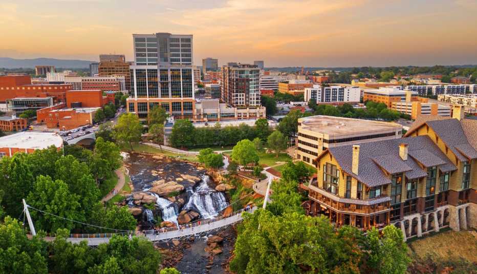 Falls Park en el río Reedy es la atracción escénica del centro de Greenville, una ciudad en las cercanías de las montañas Blue Ridge en el oeste de Carolina del Sur.