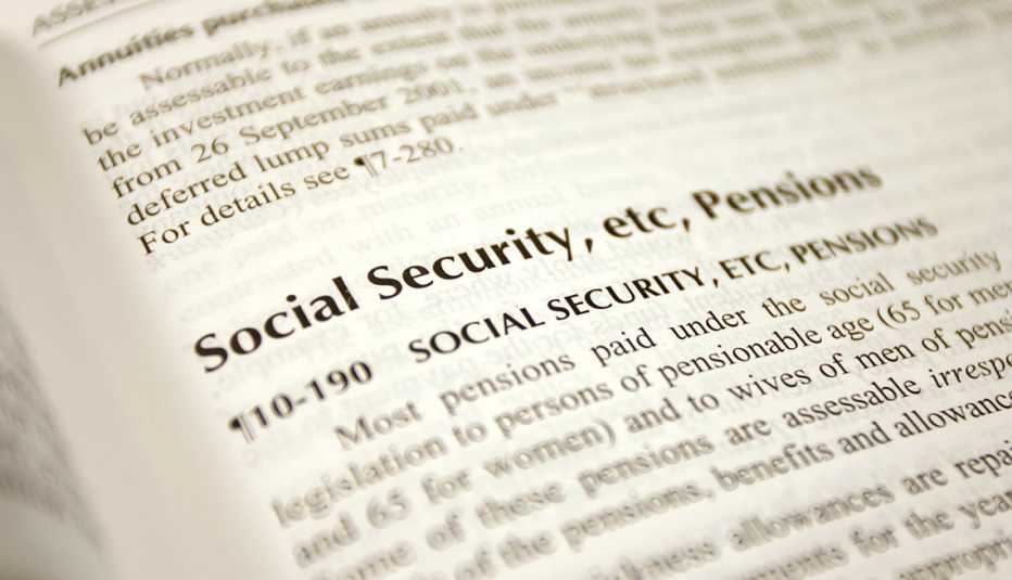 Libro con una página abierta que habla del Seguro Social