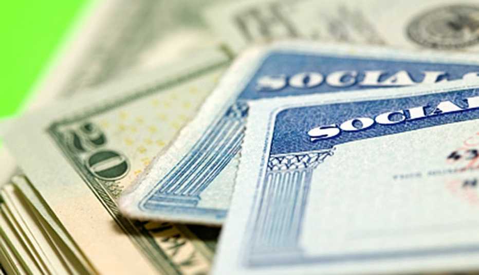 Dinero y tarjetas del Seguro Social