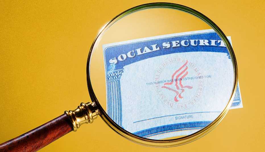 Tarjeta del Seguro Social con una lupa encima