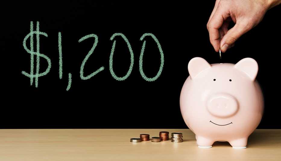 Cifra $1,200 dólares al lado de una alcancía y una mano que le echa una moneda.