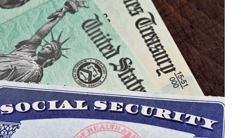 Tarjeta del Seguro Social sobre cheques del Departamento del Tesoro de Estados Unidos. Tarjeta del Seguro Social sobre cheques del Departamento del Tesoro de Estados Unidos.