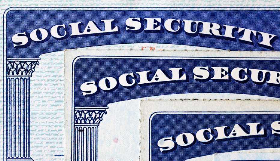 Vista detallada del la esquina superior izquierda de la tarjeta del Seguro Social en tres tarjetas Vista detallada del la esquina superior izquierda de la tarjeta del Seguro Social en tres tarjetas