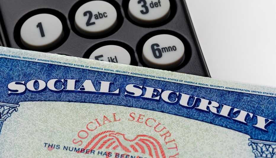 Una tarjeta deseguro social frente a un teclado con números. Una tarjeta deseguro social frente a un teclado con números.