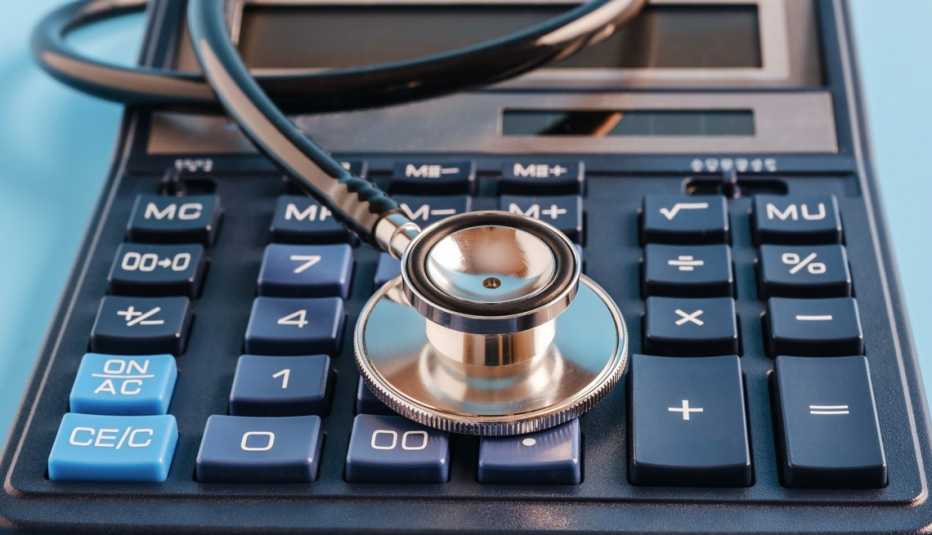 Estetoscopio encima de una calculadora