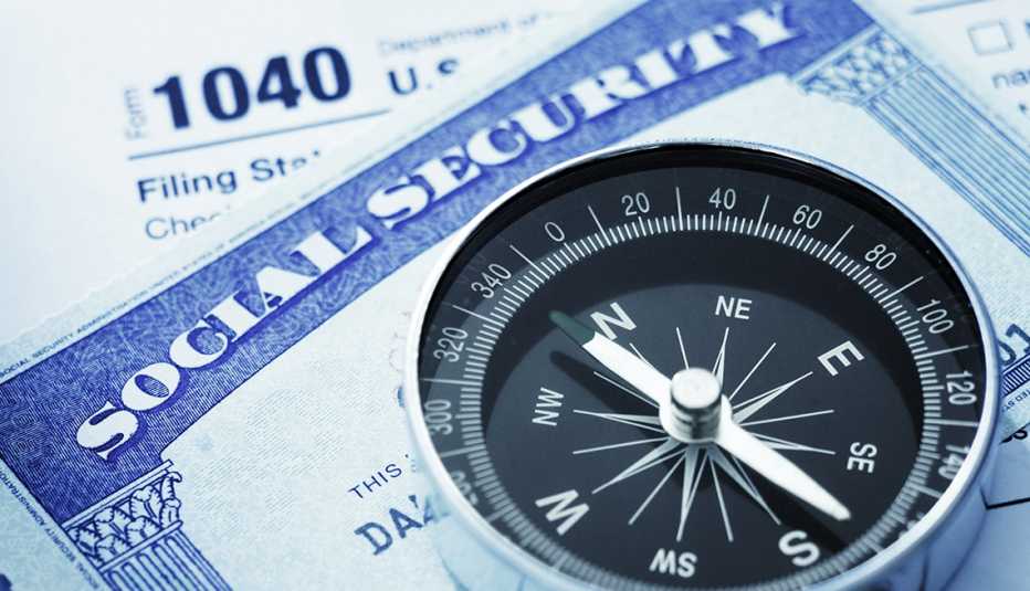 Brújula sobre una tarjeta del Seguro Social y un formulario 1040 del IRS