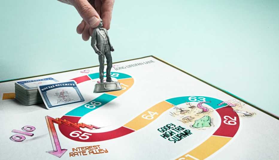 Mano mueve una figurita en un juego de mesa del Seguro Social