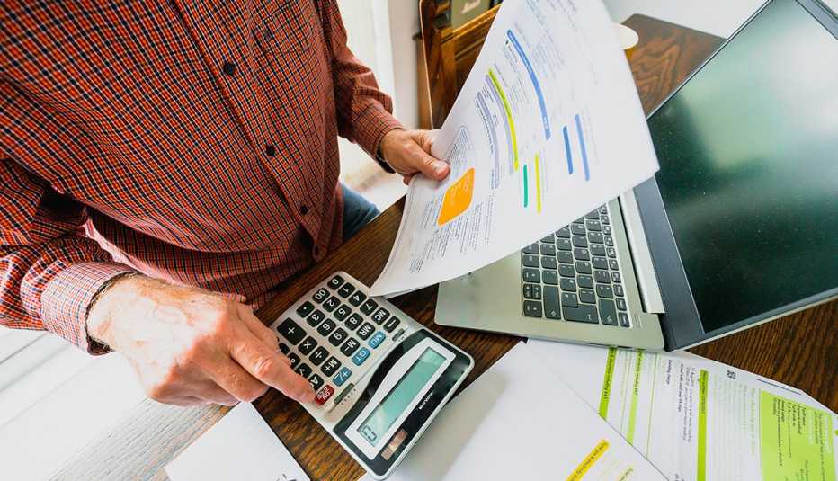 Persona mayor revisando las listas de categorías de impuestos para el 2023