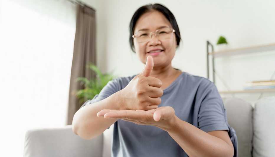 mujer usando lenguaje de señas