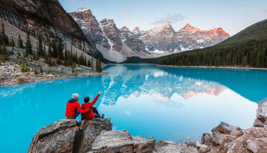 Una pareja en un lago.