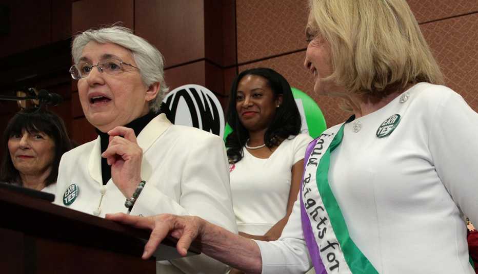 Tres mujeres hablando en una conferencia de prensa