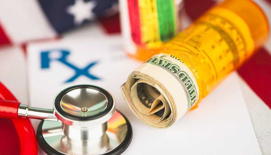 Billetes dentro de un recipiente de medicamentos recetados