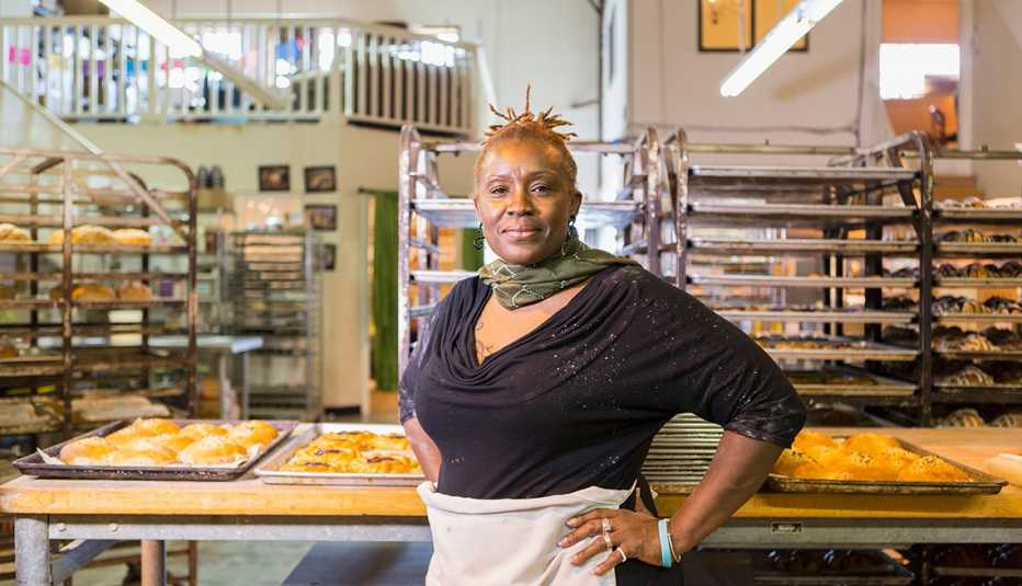 Mujer trabajando como panadera