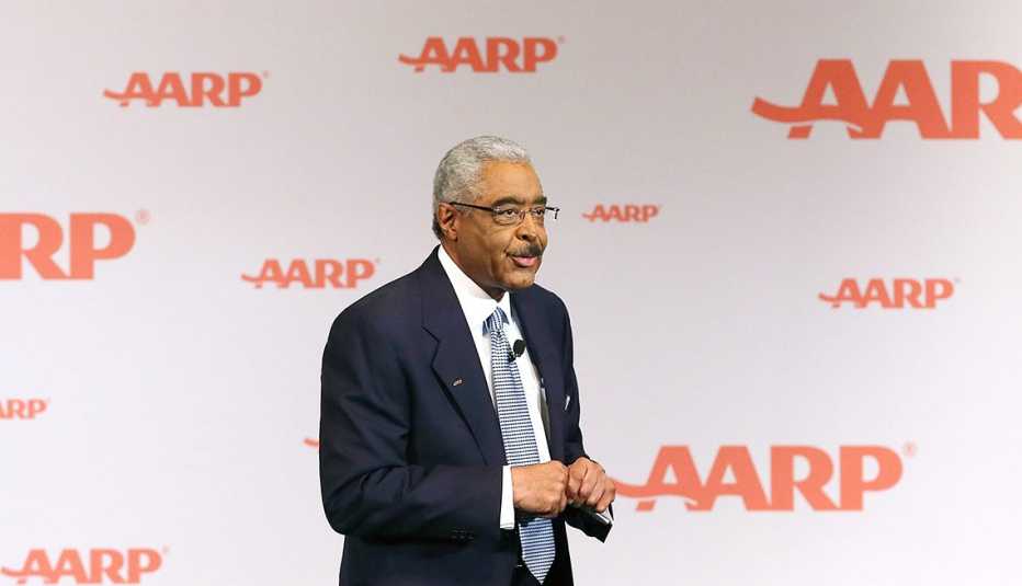 Barry Rand habla durante una conferencia de prensa.