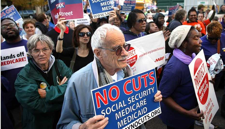 Grupo de personas protestan por los recortes al Seguro Social, Medicare y Medicaid. Grupo de personas protestan por los recortes al Seguro Social, Medicare y Medicaid.