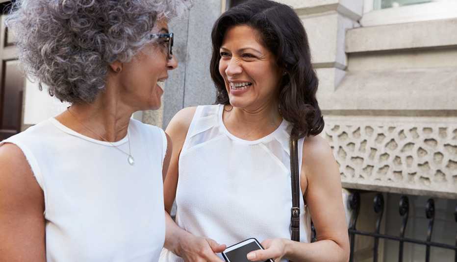 Dos mujeres hablan en la calle Dos mujeres hablan en la calle