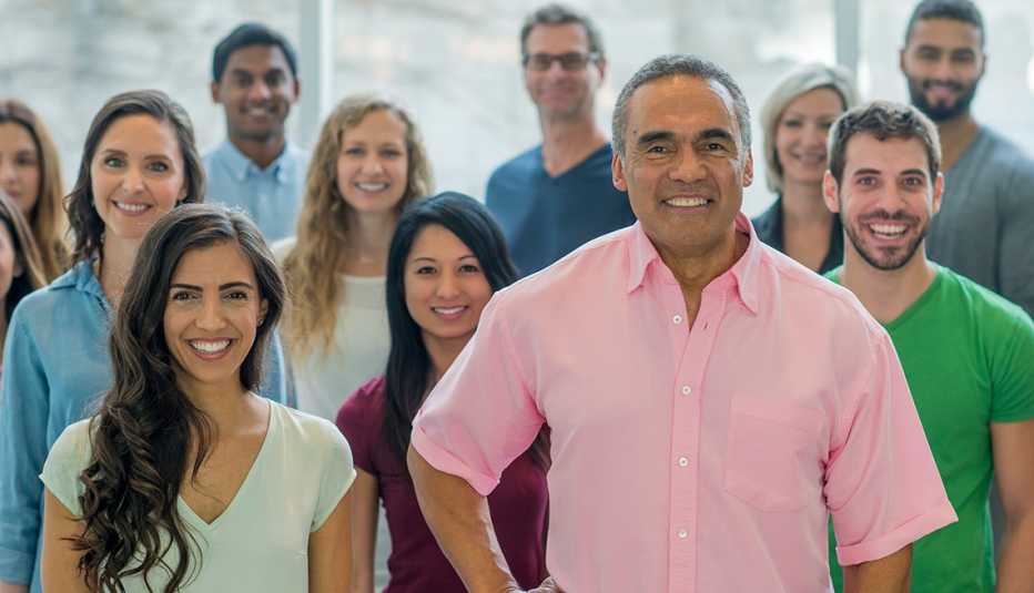 Grupo de hombres y mujeres de diferentes edades