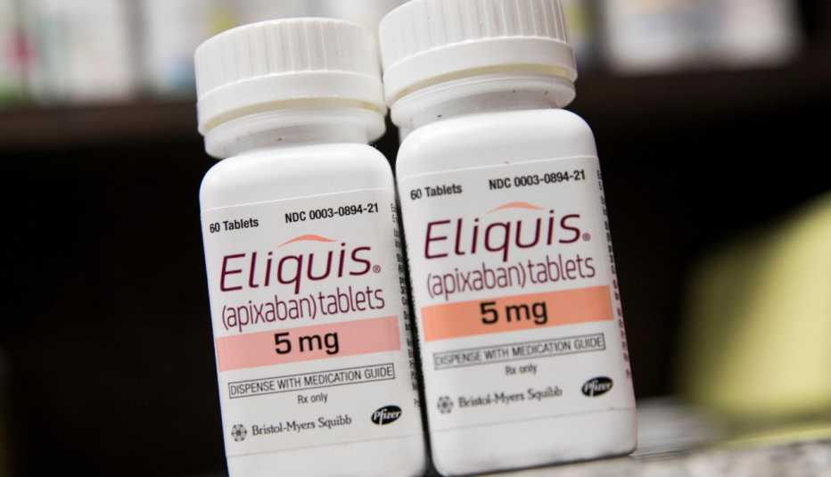 dos frascos del medicamento Eliquis sobre un mostrador