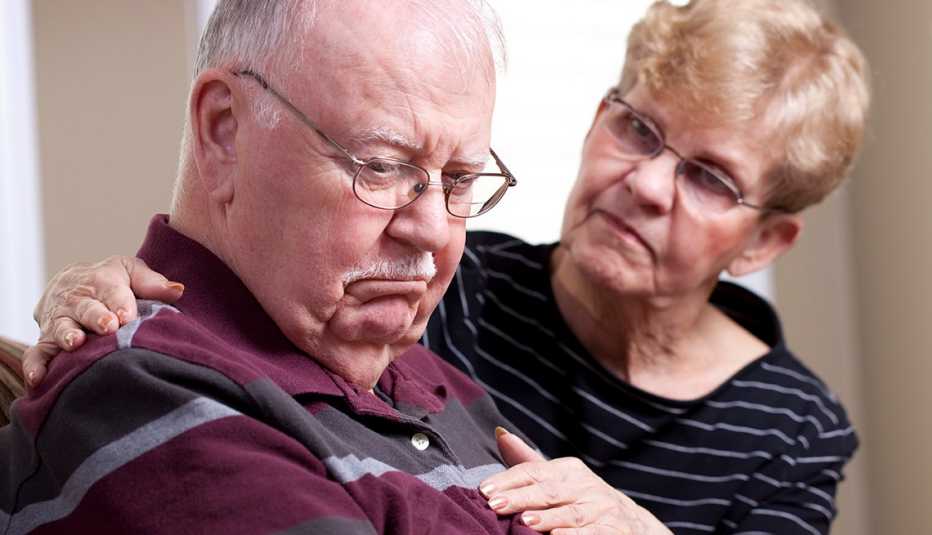 Pareja de adultos mayores luce preocupada Pareja de adultos mayores luce preocupada