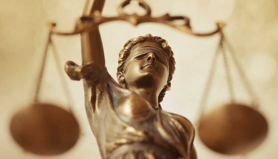 Estatua de una mujer sosteniendo la balanza de la justicia