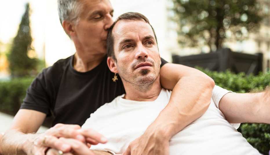 Cuidados para la comunidad LGBT - Pareja de dos hombres abrazados