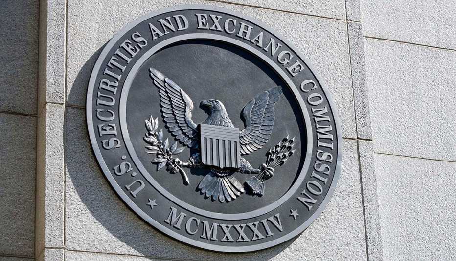 Logo en la fachada del edificio de la sede de la Comisión de Bolsa y Valores de Estados Unidos (SEC) 