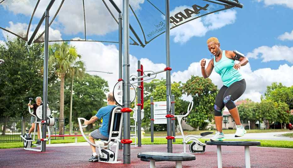 Pesronas hacen ejercicio en un gimnasio público construído por AARP