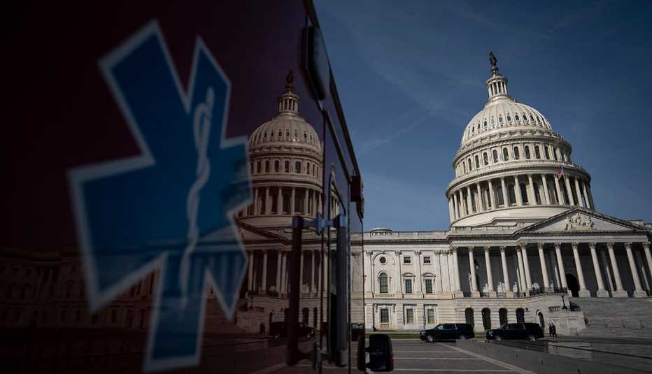 Ambulancia cerca del edificio del Capitolio de Estados Unidos