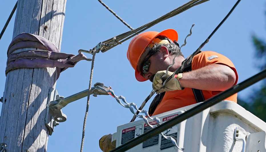 Travis Sheetz instala un cable de fibra óptica en el condado de Manson