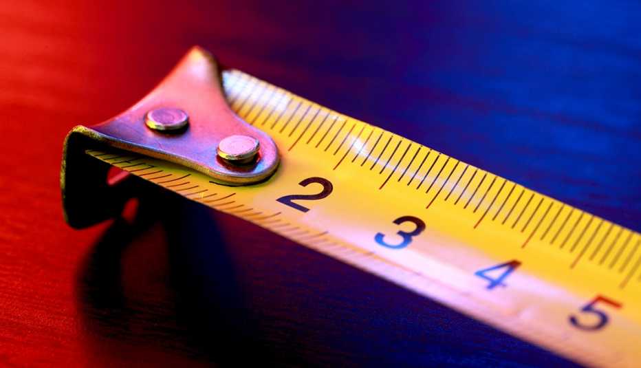 Primer plano de una cinta métrica retráctil Primer plano de una cinta métrica retráctil