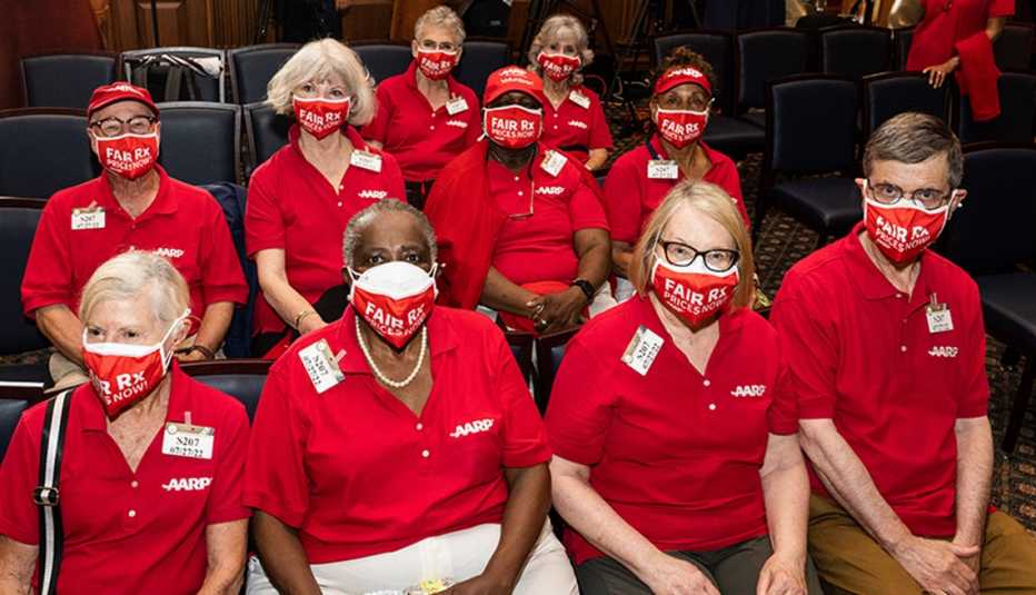 Voluntarios de AARP asisten a una conferencia de prensa para bajar el costo de los medicamentos