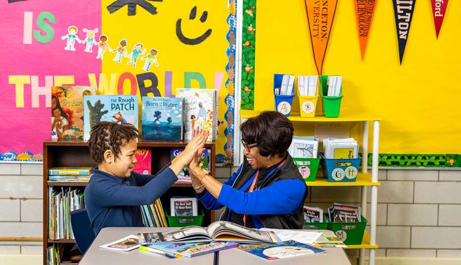 la tutora voluntaria de a a r p elizabeth marie brooks trabaja con una estudiante en una escuela elemental 