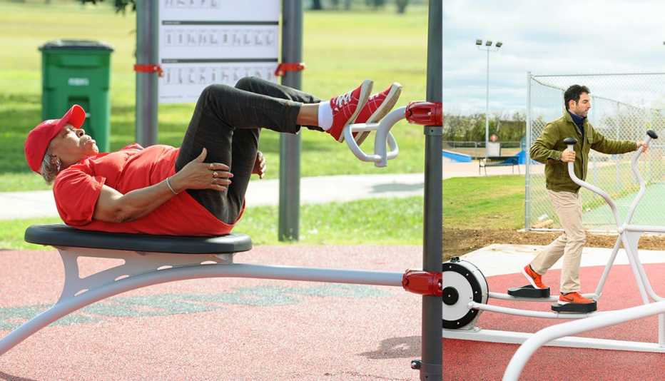Personas usan equipos de ejercicio en parques públicos
