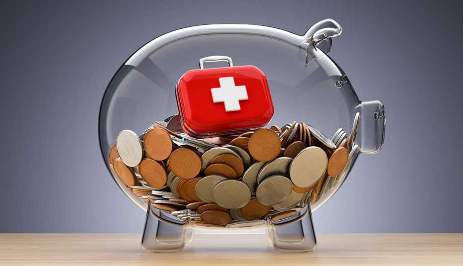 Alcancía transparente con monedas 