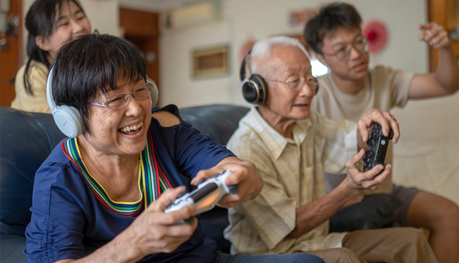 Familia multigeneracional jugando videojuegos