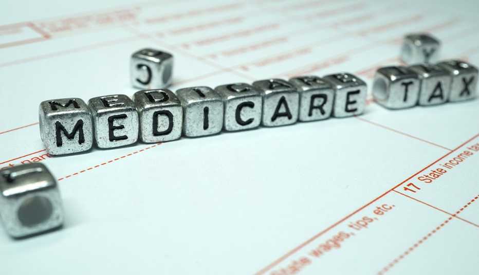 Dados plateados forman las palabras impuesto a Medicare