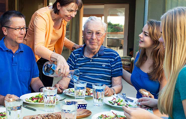 Cena entre familia y adulto mayor.