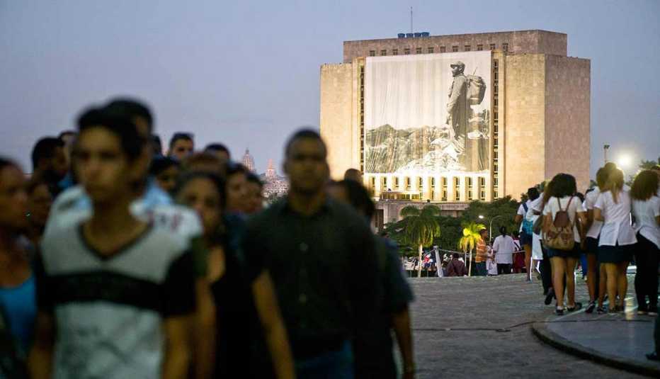 En la Plaza Fidel Castro visitantes rinden sus respetos 