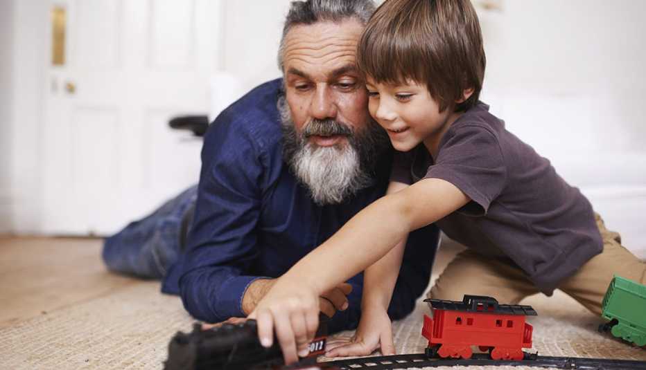 Abuelo jugando con su nieto Abuelo jugando con su nieto