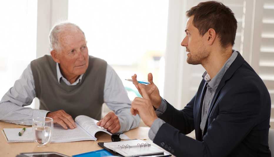 Hijo ayudando a su papá con las finanzas