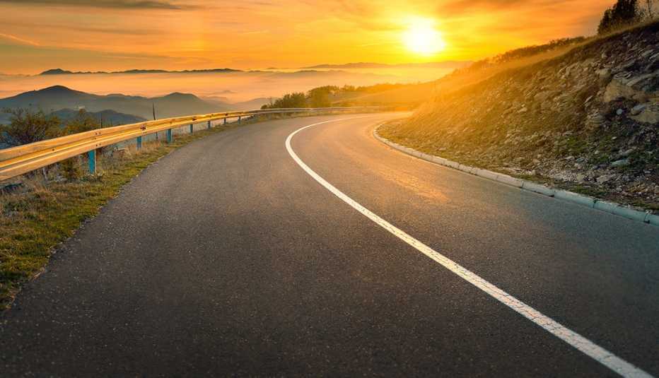 Atardecer visto desde una carretera - Envejecer