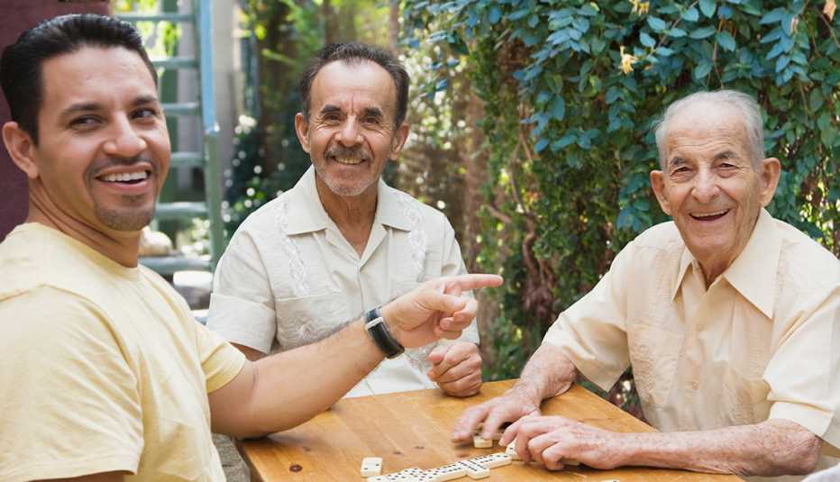 Tres hombres de diferentes edades