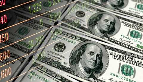 Billetes de cien dólares con números en la parte superior que muestran que el mercado de valores sube y baja Billetes de cien dólares con números en la parte superior que muestran que el mercado de valores sube y baja
