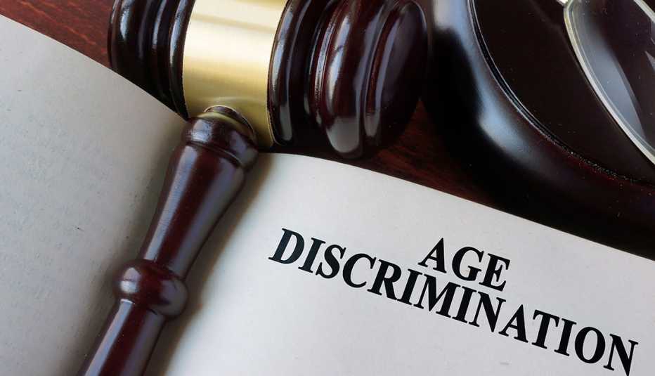 Martillo en un libro con el título de discriminación por edad en inglés. Martillo en un libro con el título de discriminación por edad en inglés.