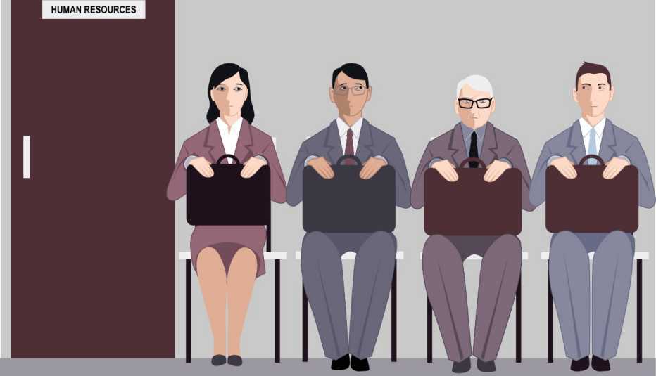 Hombre mayor esperando a ser entrevistado, entre otras personas de menor edad. Hombre mayor esperando a ser entrevistado, entre otras personas de menor edad.