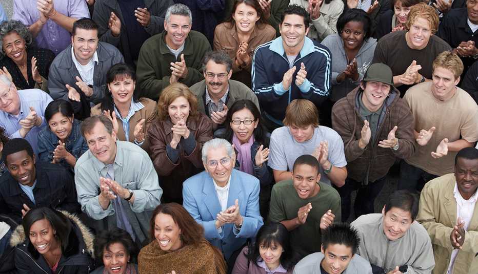 Grupo de personas aplaudiendo.