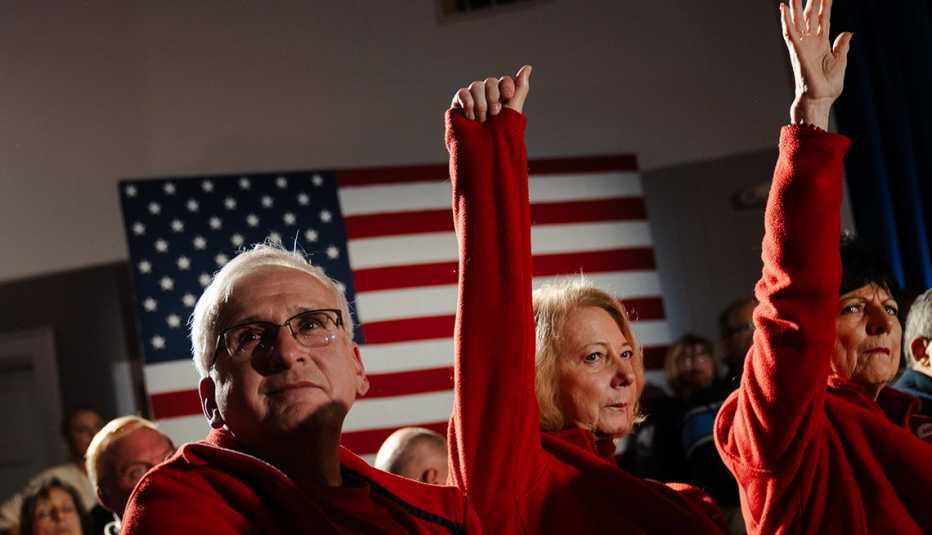 Los voluntarios de AARP New Hampshire Marc Lacroix, Mary Roberge y Karen Ulmer Dorsch asisten a un evento de campaña para la exgobernadora Nikki Haley 
